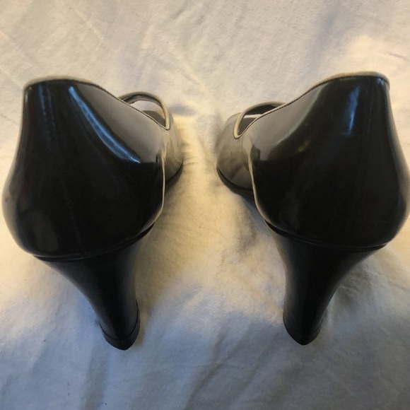 Etienne Aigner Faux Patent leather wedge size 8 - Picture 5 of 10